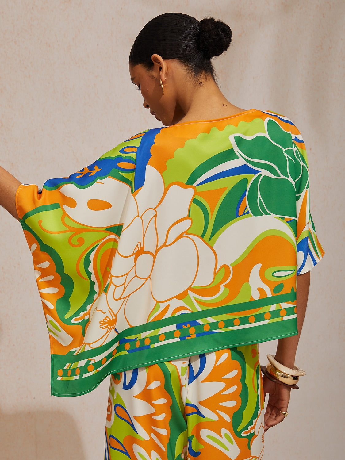 Boho-Paisley-Oberteil aus seidigem Satin mit Dolman-Ärmeln