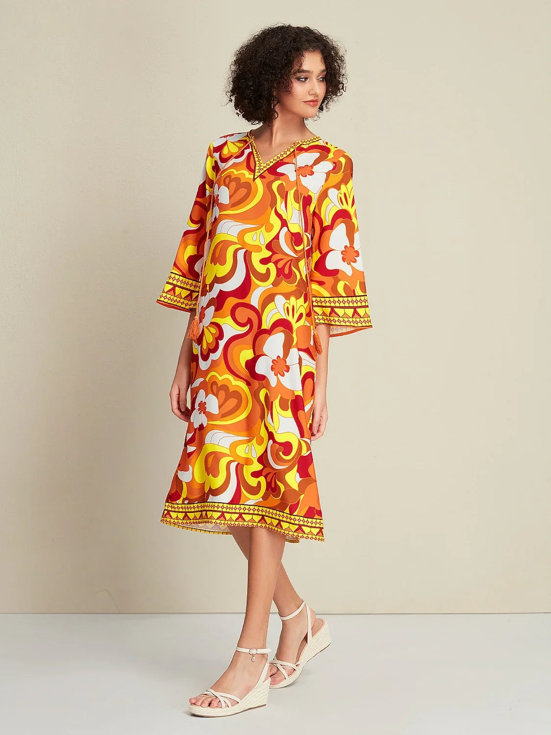 Satin-Midi-Kleid mit Blumenmuster und Bindedetail vorne
