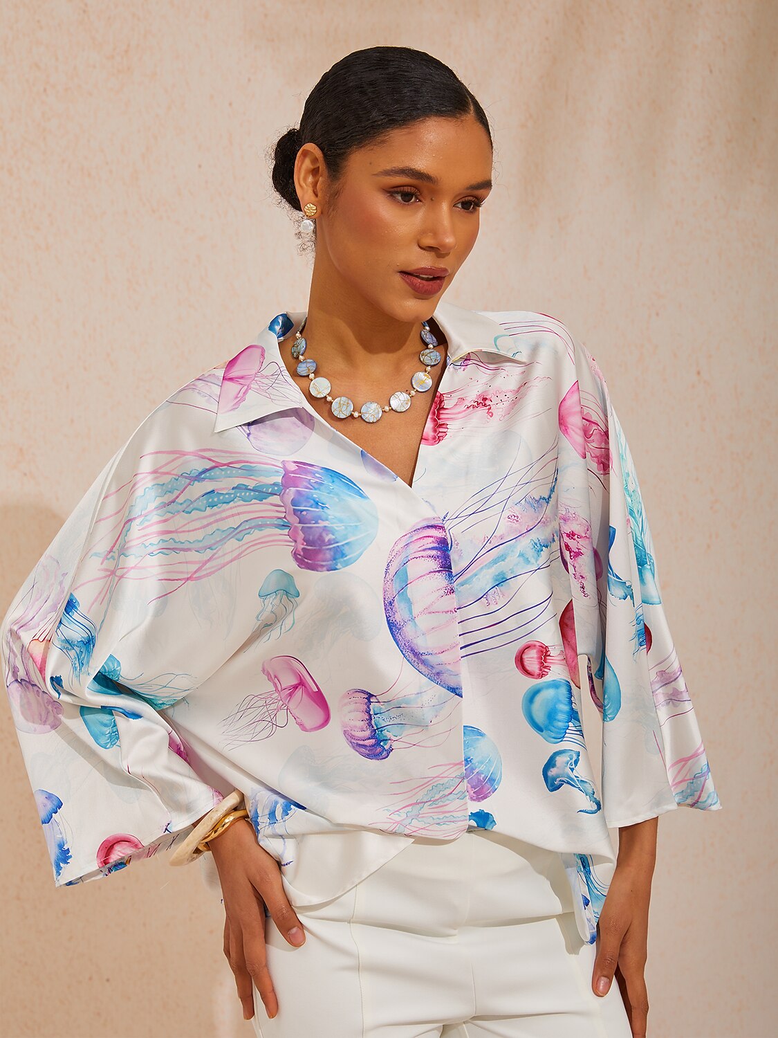 Chemise en satin soyeux "Ethereal Jellyfish Drift"
