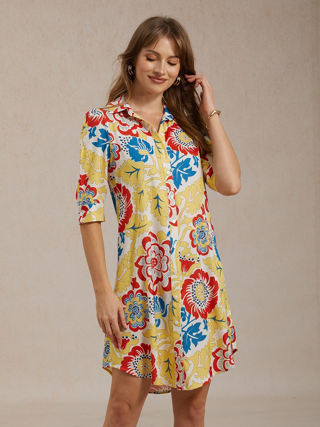 Robe d'été courte en satin imprimé floral jaune