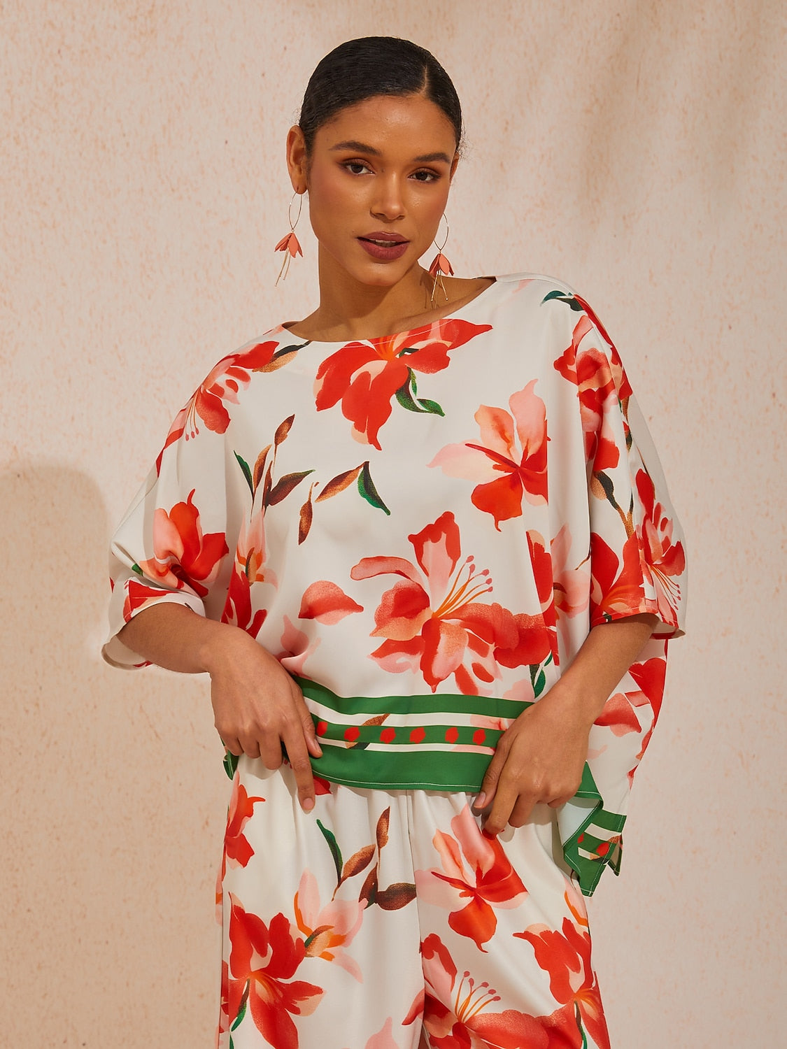 Traumhaftes Oberteil aus seidigem Satin mit Fledermausärmeln und Wildem Hibiskus-Muster