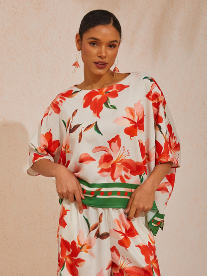 Traumhaftes Oberteil aus seidigem Satin mit Fledermausärmeln und Wildem Hibiskus-Muster