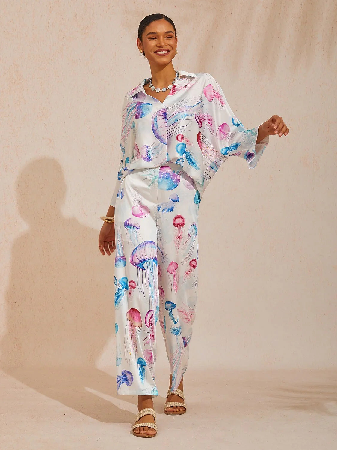 Camisa de satén sedoso con estampado de medusas etéreas