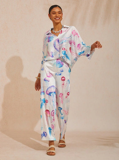 Camisa de satén sedoso con estampado de medusas etéreas
