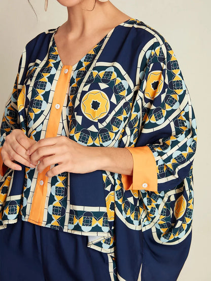Blusa informal de manga larga con cuello en V, dobladillo irregular y estampado folclórico en color azul marino